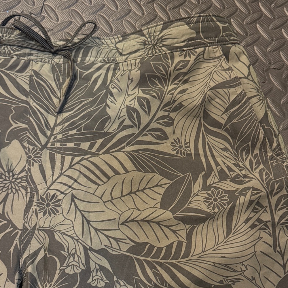 Kirkland Signature • NWT Men's Olive Leaf Print Swim Shorts - Picture 4 of 5